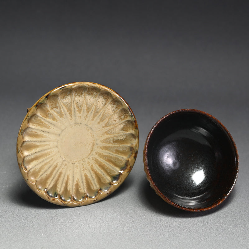Cup and Saucer by Rakutogama ー楽久登窯 西村 昌光 "藁灰釉 鎬手 碗 小皿"