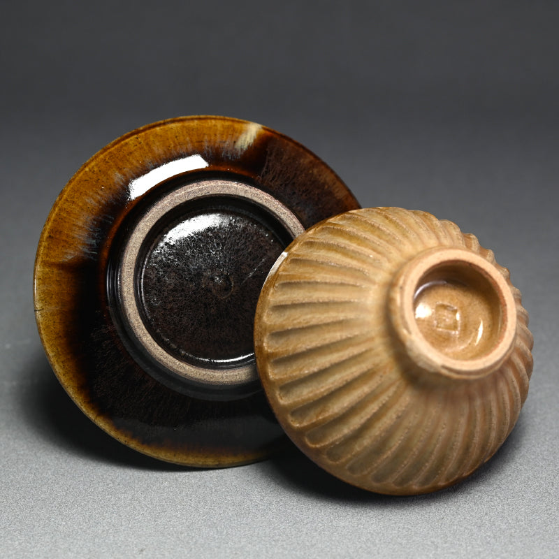 Cup and Saucer by Rakutogama ー楽久登窯 西村 昌光 "藁灰釉 鎬手 碗 小皿"