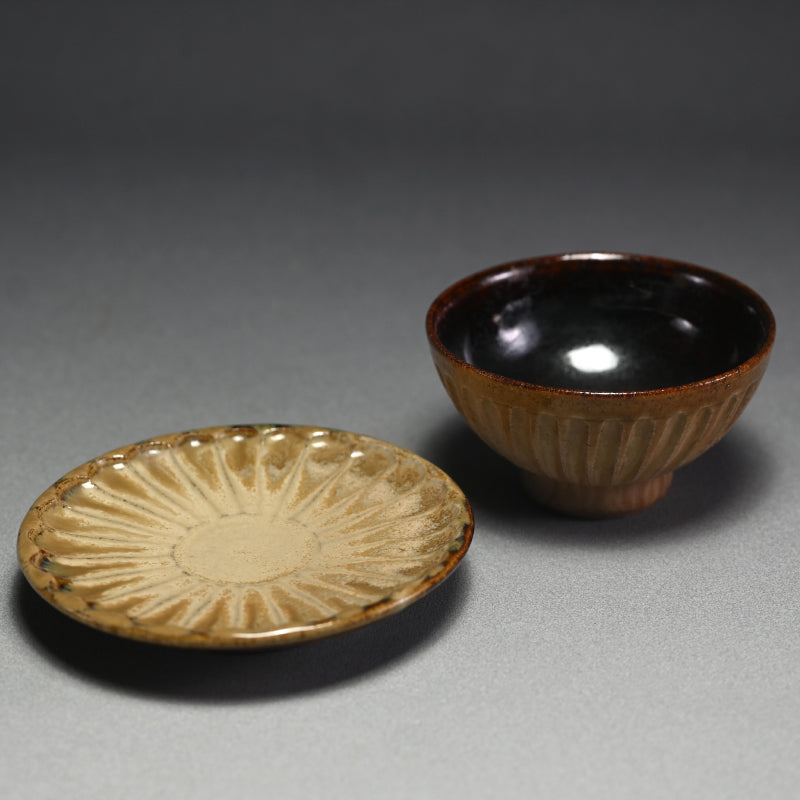 Cup and Saucer by Rakutogama ー楽久登窯 西村 昌光 "藁灰釉 鎬手 碗 小皿"