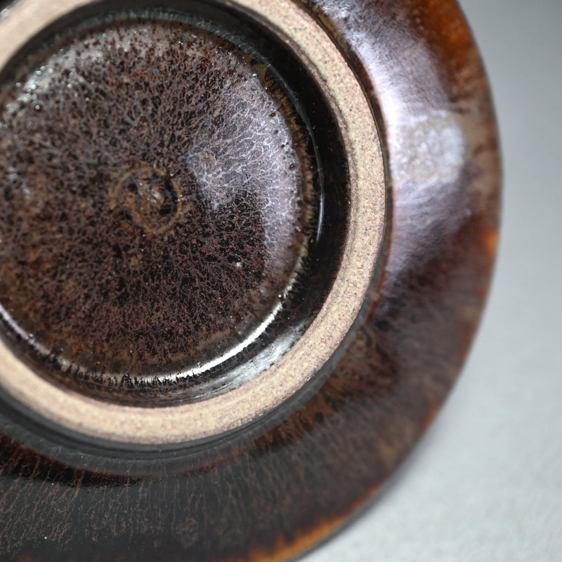 Cup and Saucer by Rakutogama ー楽久登窯 西村 昌光 "藁灰釉 鎬手 碗 小皿"