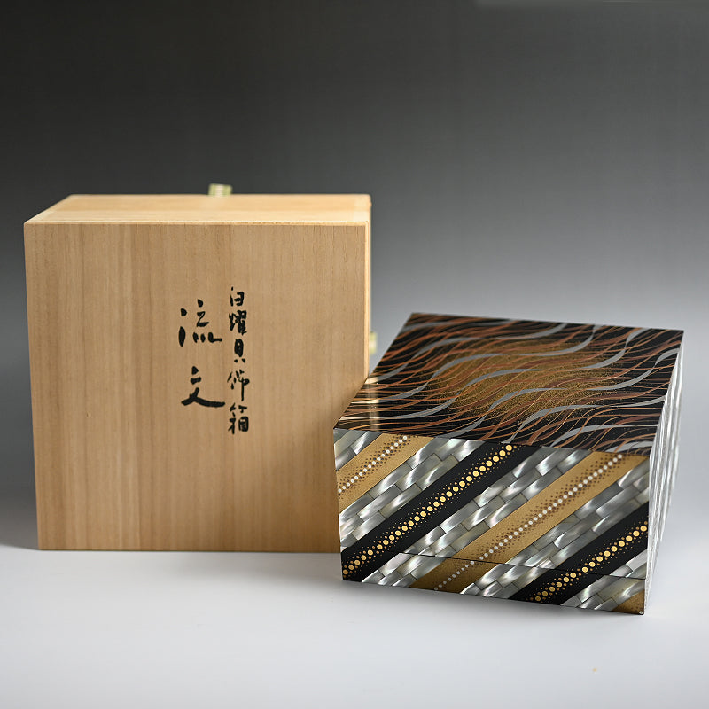 Rippling Lacquer Box ー服部 峻昇 “白耀貝飾箱 流文”