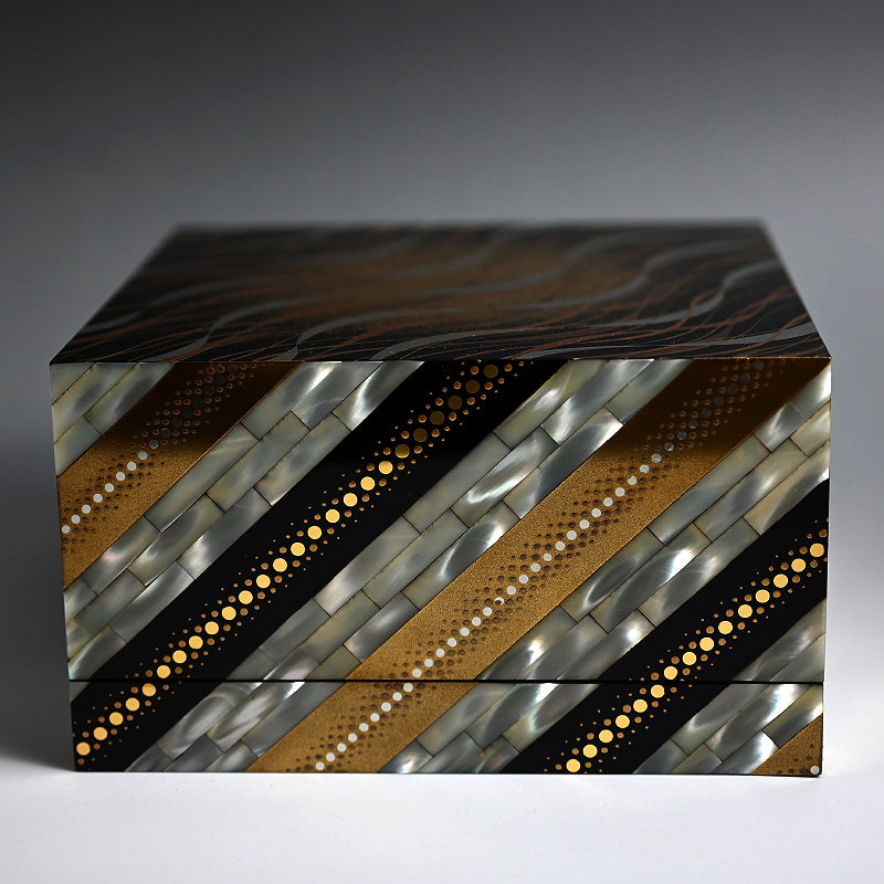 Rippling Lacquer Box ー服部 峻昇 “白耀貝飾箱 流文”