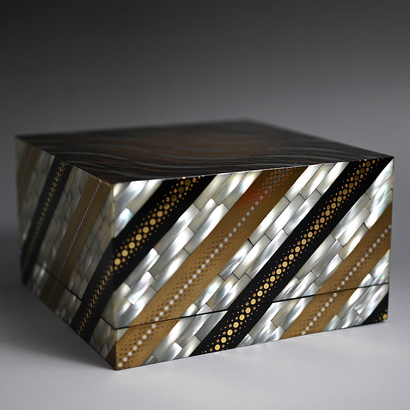 Rippling Lacquer Box ー服部 峻昇 “白耀貝飾箱 流文”
