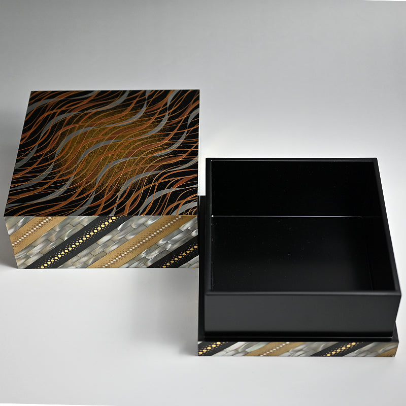 Rippling Lacquer Box ー服部 峻昇 “白耀貝飾箱 流文”