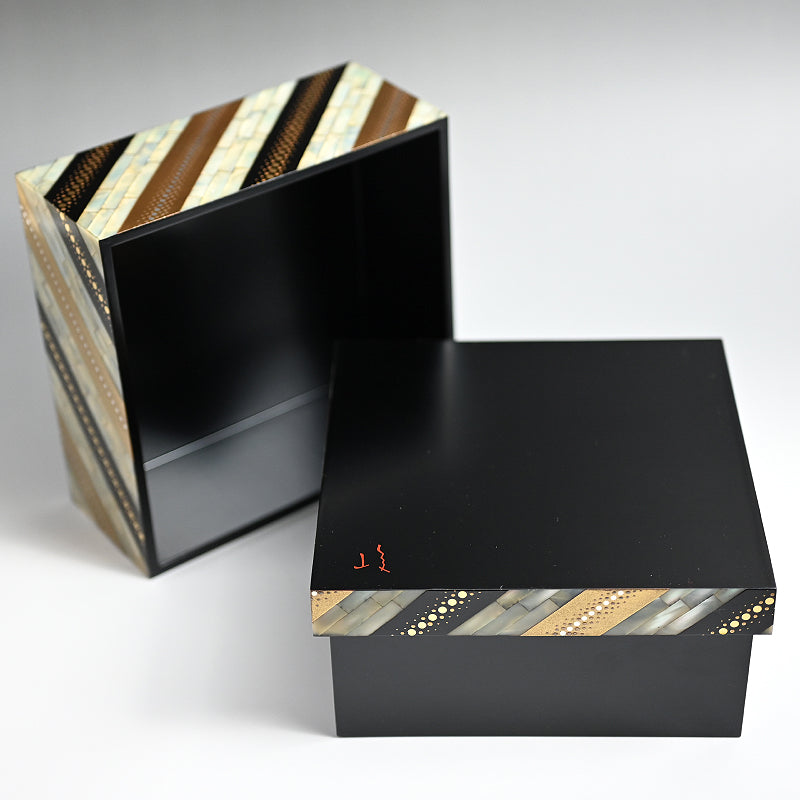 Rippling Lacquer Box ー服部 峻昇 “白耀貝飾箱 流文”