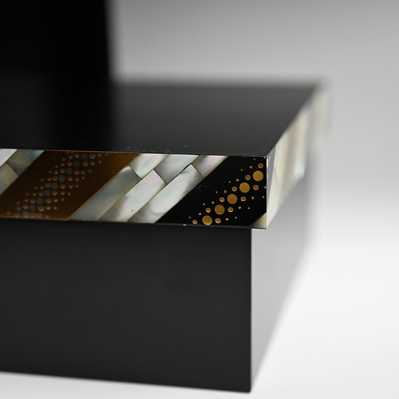 Rippling Lacquer Box ー服部 峻昇 “白耀貝飾箱 流文”