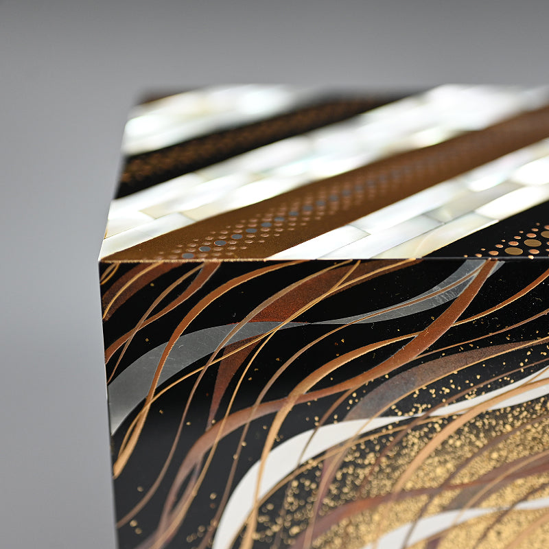 Rippling Lacquer Box ー服部 峻昇 “白耀貝飾箱 流文”