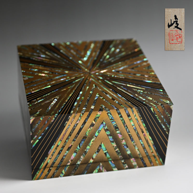 Geometric Contemporary Lacquer Box ー服部 峻昇 “耀貝飾箱 光彩”