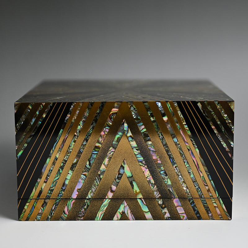 Geometric Contemporary Lacquer Box ー服部 峻昇 “耀貝飾箱 光彩”