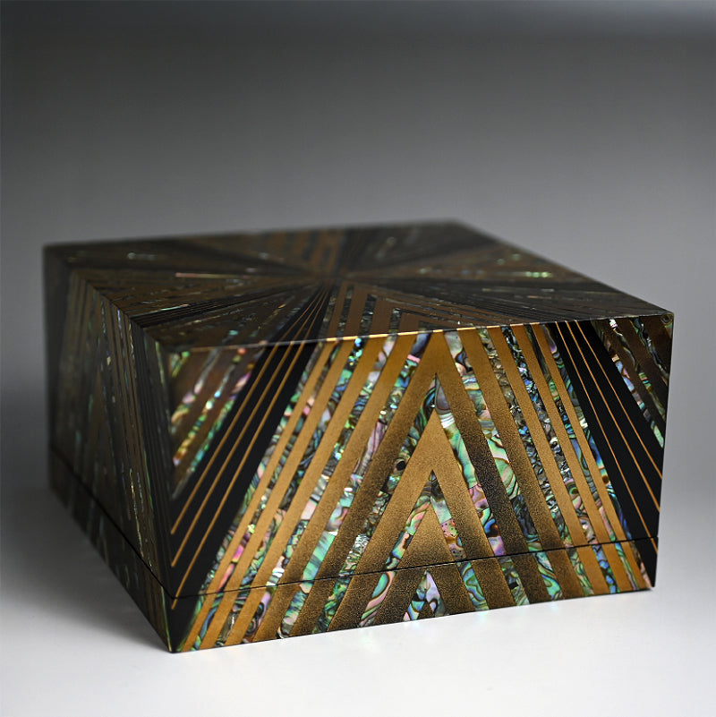 Geometric Contemporary Lacquer Box ー服部 峻昇 “耀貝飾箱 光彩”