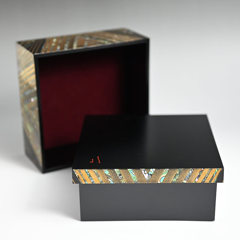 Geometric Contemporary Lacquer Box ー服部 峻昇 “耀貝飾箱 光彩”