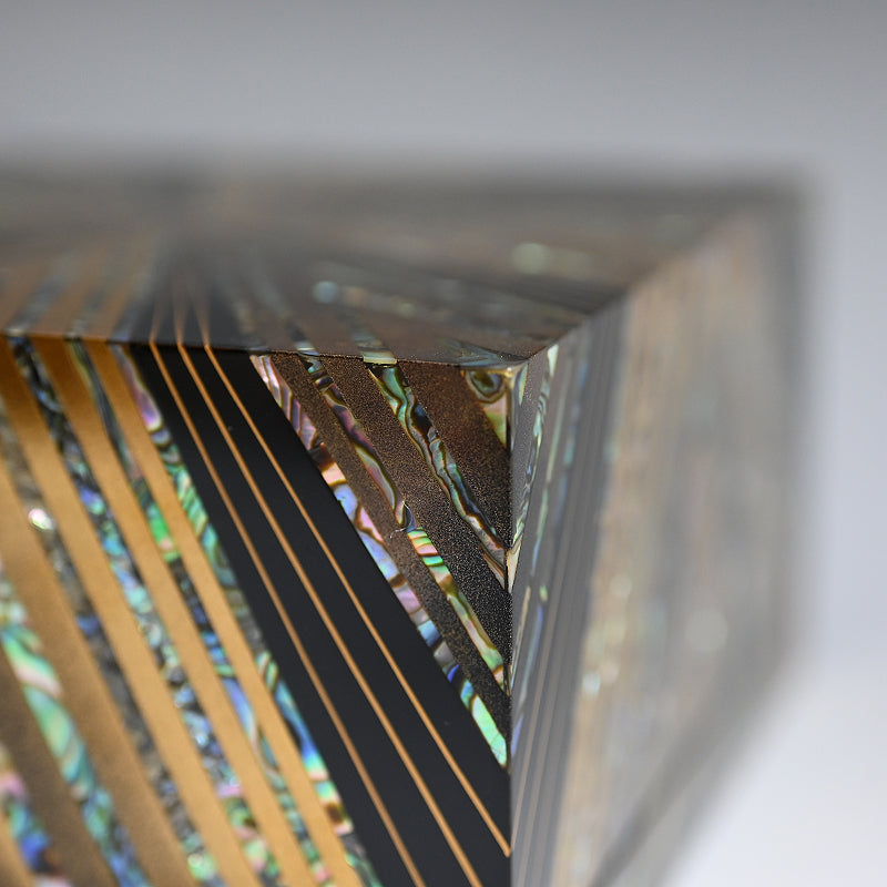 Geometric Contemporary Lacquer Box ー服部 峻昇 “耀貝飾箱 光彩”