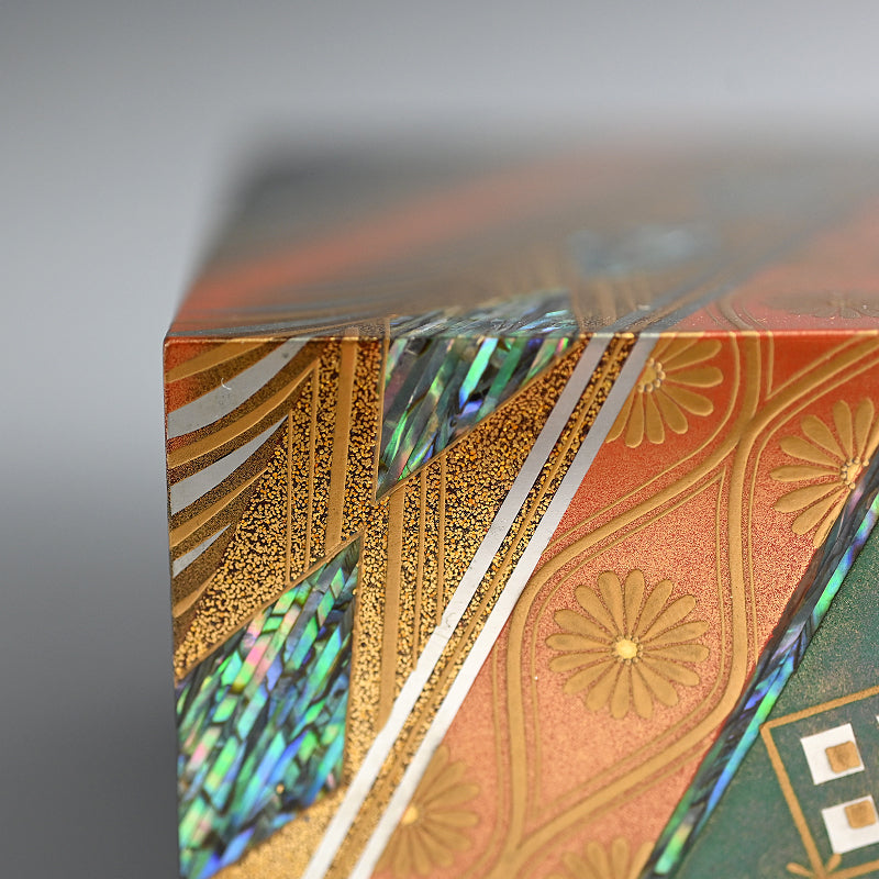 Nishiki Pattern Lacquer Box ー服部 峻昇 “耀貝飾箱 彩華”