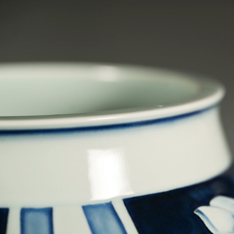 Large Antique, Japanese Blue & White Kyo-Yaki Vase c. 1930 ー"染付 日向草紋 花瓶"