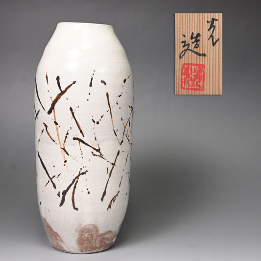 Classic Vase by Sodeisha Member ー山田 光 “白化粧 鉄繪 花入”