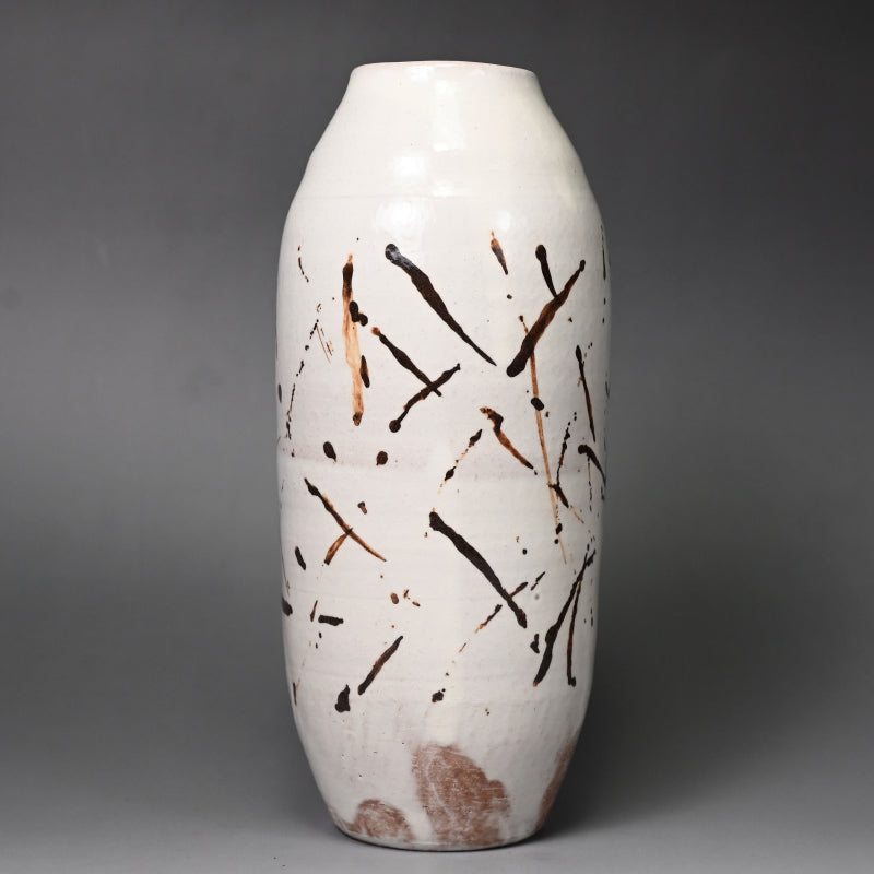 Classic Vase by Sodeisha Member ー山田 光 “白化粧 鉄繪 花入”