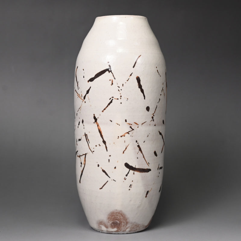 Classic Vase by Sodeisha Member ー山田 光 “白化粧 鉄繪 花入”