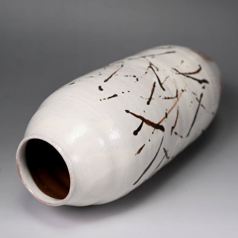 Classic Vase by Sodeisha Member ー山田 光 “白化粧 鉄繪 花入”