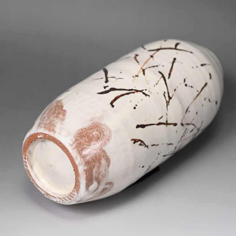 Classic Vase by Sodeisha Member ー山田 光 “白化粧 鉄繪 花入”