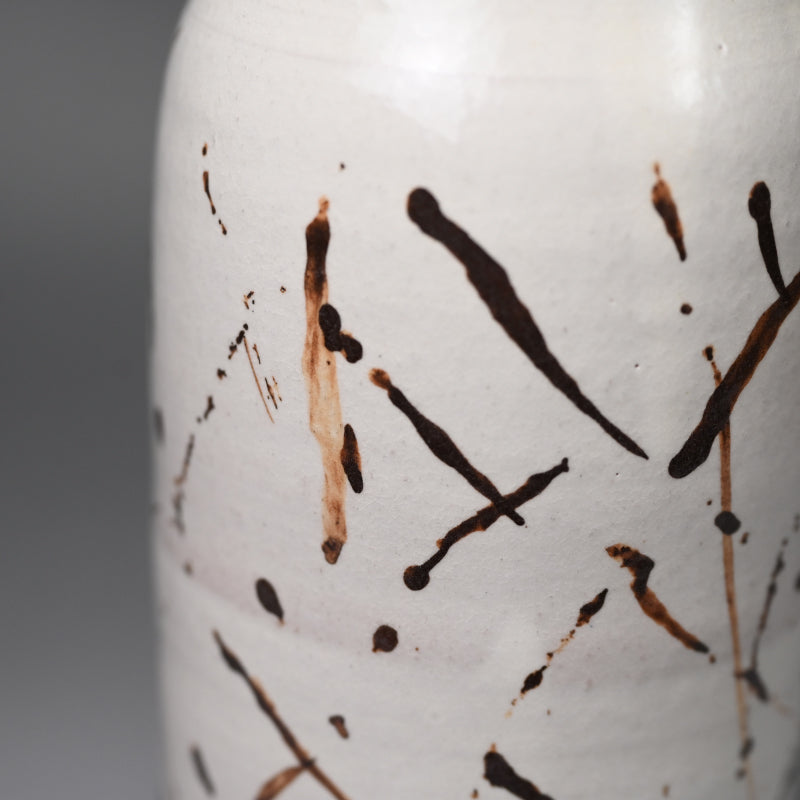 Classic Vase by Sodeisha Member ー山田 光 “白化粧 鉄繪 花入”