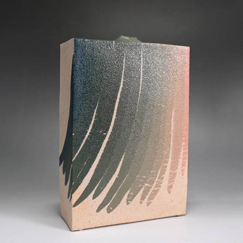 Unobtainable Vase ー宮下善繭 “彩泥風紋青瓶”