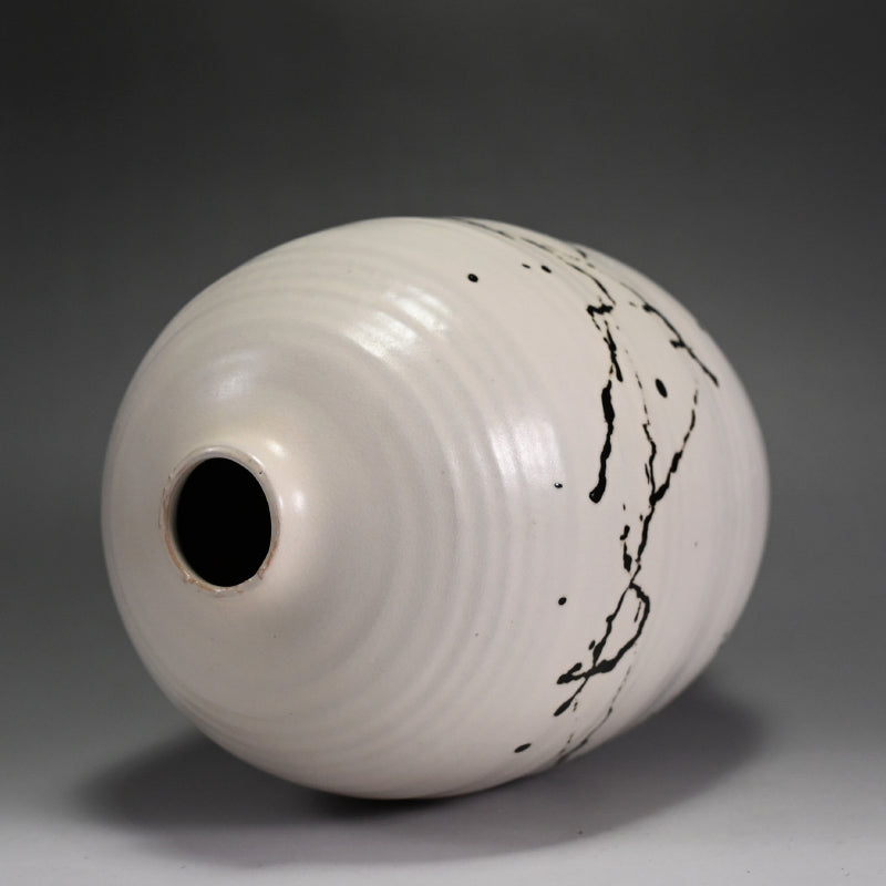 Sodeicha Yamada Hikaru Vase ー山田 光 “白化粧鉄繒 壺”