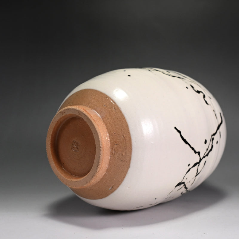 Sodeicha Yamada Hikaru Vase ー山田 光 “白化粧鉄繒 壺”