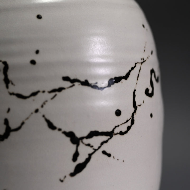 Sodeicha Yamada Hikaru Vase ー山田 光 “白化粧鉄繒 壺”