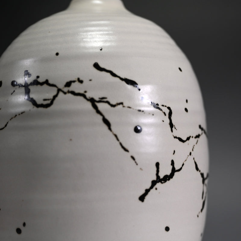 Sodeicha Yamada Hikaru Vase ー山田 光 “白化粧鉄繒 壺”