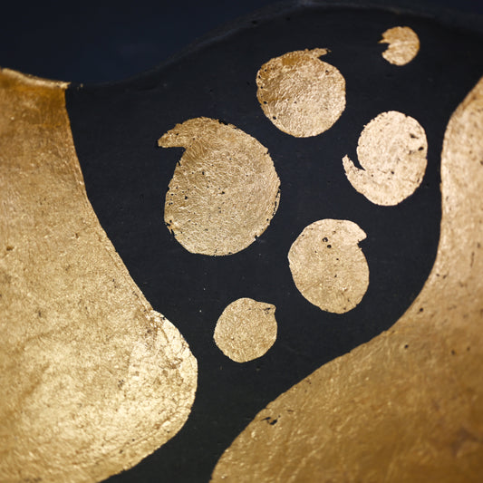 Stellar Black Clay Vessel ー坂田 甚内 “黒陶金箔彩文鉢”