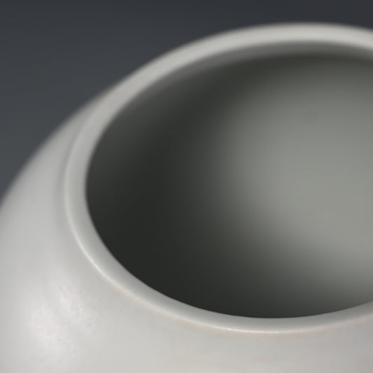 Voluminous White Vase by Sodeisha Star ー山田 光 “白磁 花入”