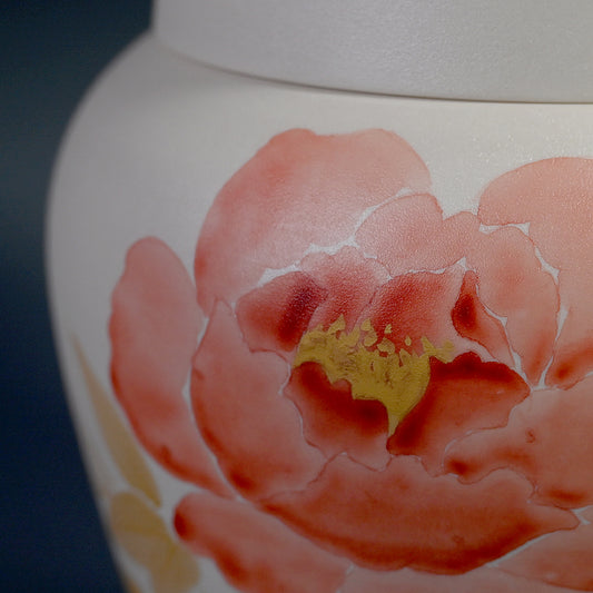 Raw White Lidded Ceramic Container ー上田 哲也 “銀地赤絵金彩 牡丹文蓋付壺”