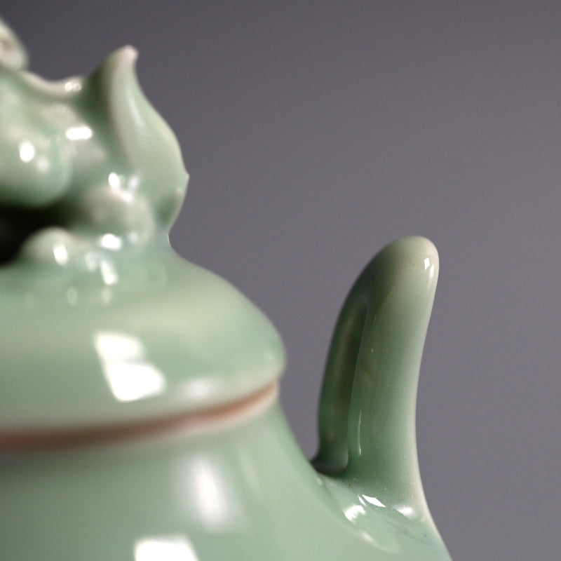 Celadon Shishi Koro ー宮川 香山 "青磁釉 獅子 香爐"