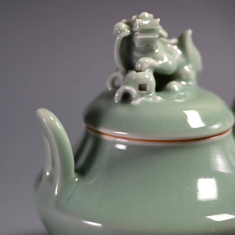 Celadon Shishi Koro ー宮川 香山 "青磁釉 獅子 香爐"