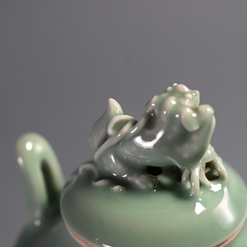 Celadon Shishi Koro ー宮川 香山 "青磁釉 獅子 香爐"