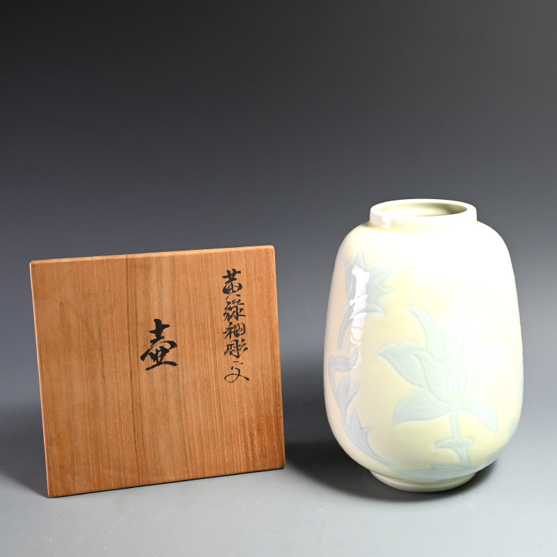 人間国宝 井上萬二作 花瓶「黄緑釉彫文」