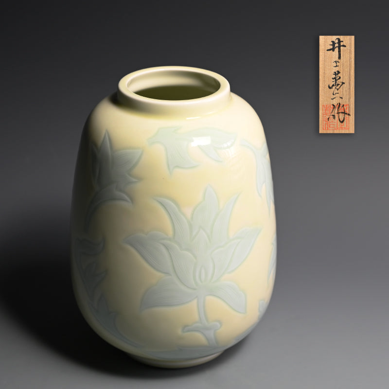 人間国宝 井上萬二作 花瓶「黄緑釉彫文」 / 井上萬二 – Kura Monzen