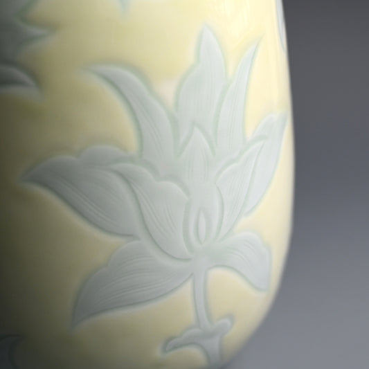 人間国宝 井上萬二作 花瓶「黄緑釉彫文」