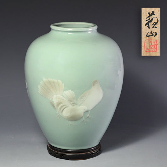 Large Celadon Vase by Female Artist Pioneer ー二代 諏訪蘇山 "青瓷鳩文花入"