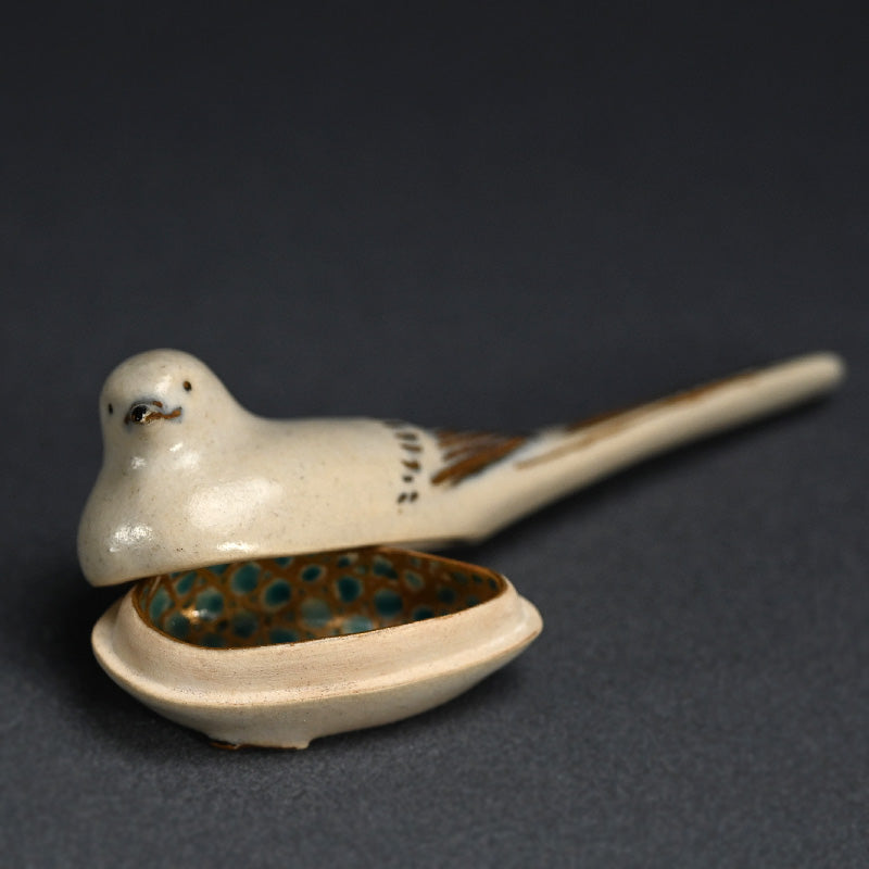 Kogo Incense Case, Wagtail ー宮川 香山 "仁清写 香合 鶺鴒"