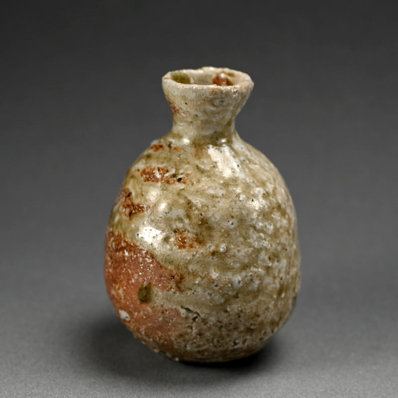 Shigaraki Ash Glazed Tokkuri Sake Flask ー古谷 剛敏 "信楽自然釉 徳利"