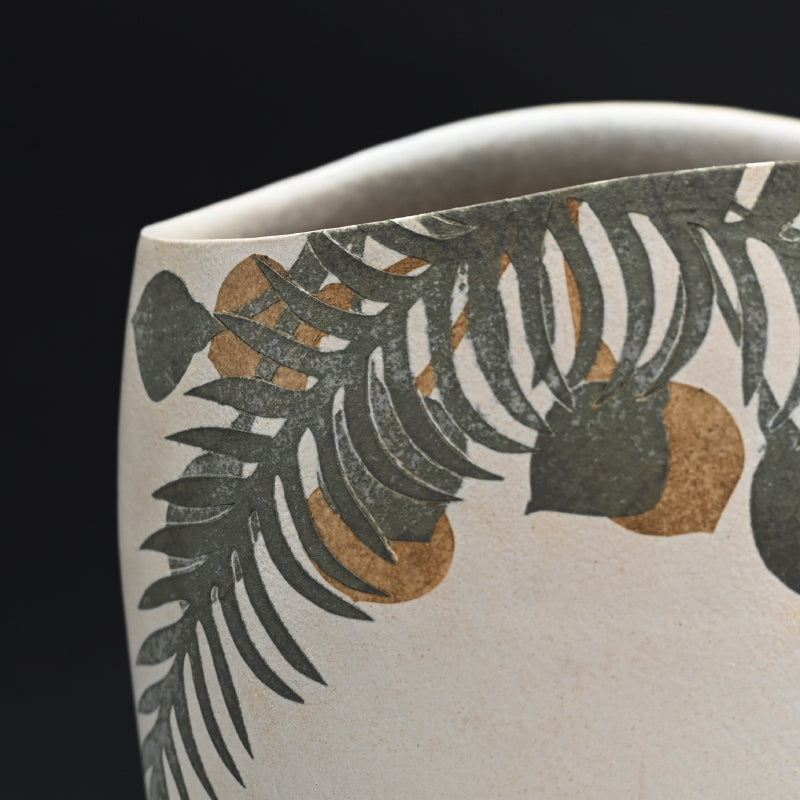 Big Contemporary Vase ー浜渡 富雄 "化粧彩 紙抜 南の島文器"