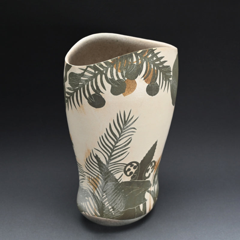 Big Contemporary Vase ー浜渡 富雄 "化粧彩 紙抜 南の島文器"