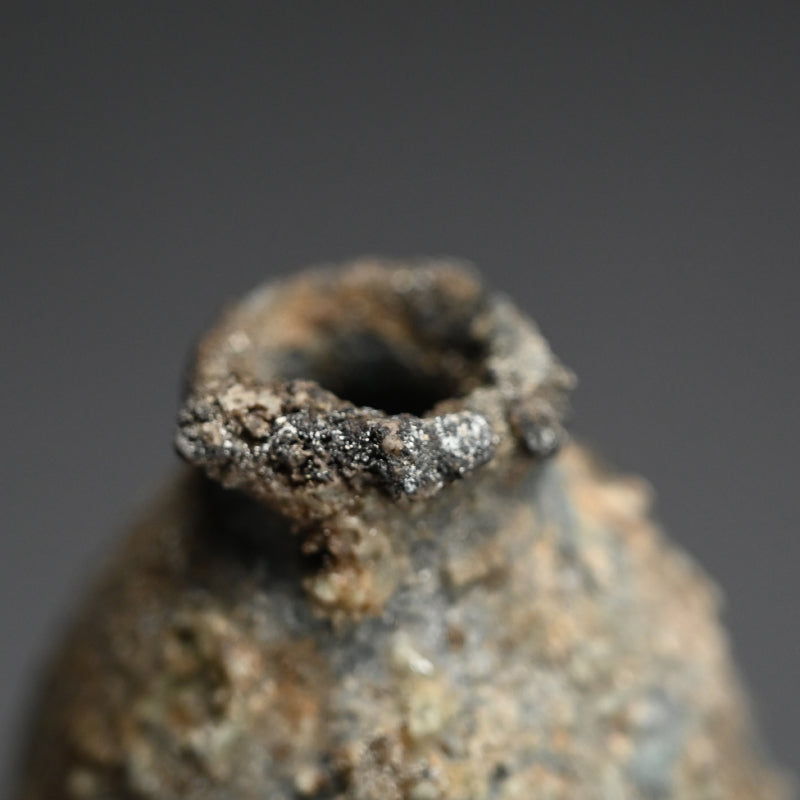 Dramatic Gourd Shaped Iga Vase ー梅原 偉央 "伊賀瓢形花入"