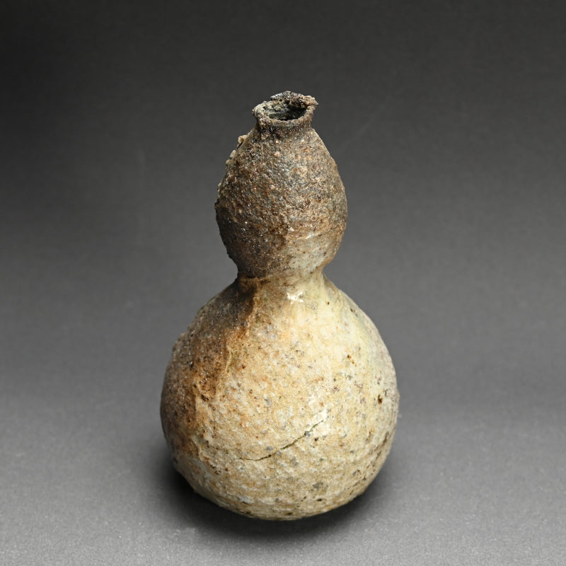 Dramatic Gourd Shaped Iga Vase ー梅原 偉央 "伊賀瓢形花入"