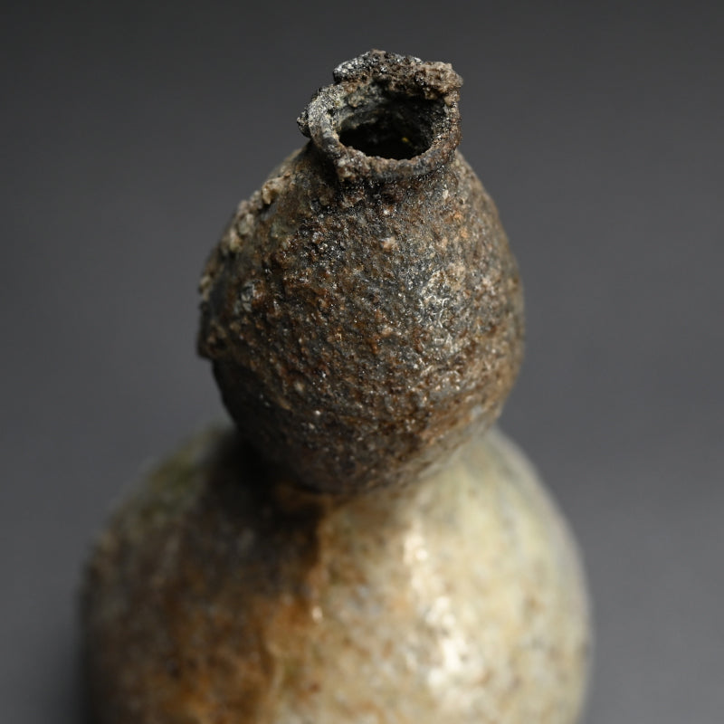 Dramatic Gourd Shaped Iga Vase ー梅原 偉央 "伊賀瓢形花入"