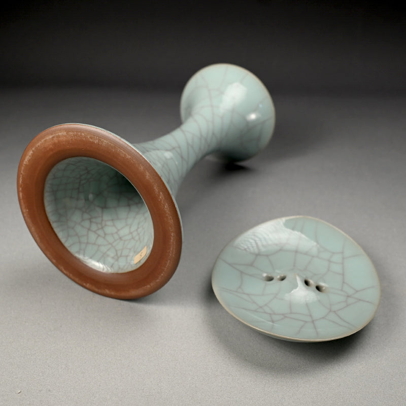Exquisite Tall Celadon Koro ー浦口 雅行 "青瓷香爐"
