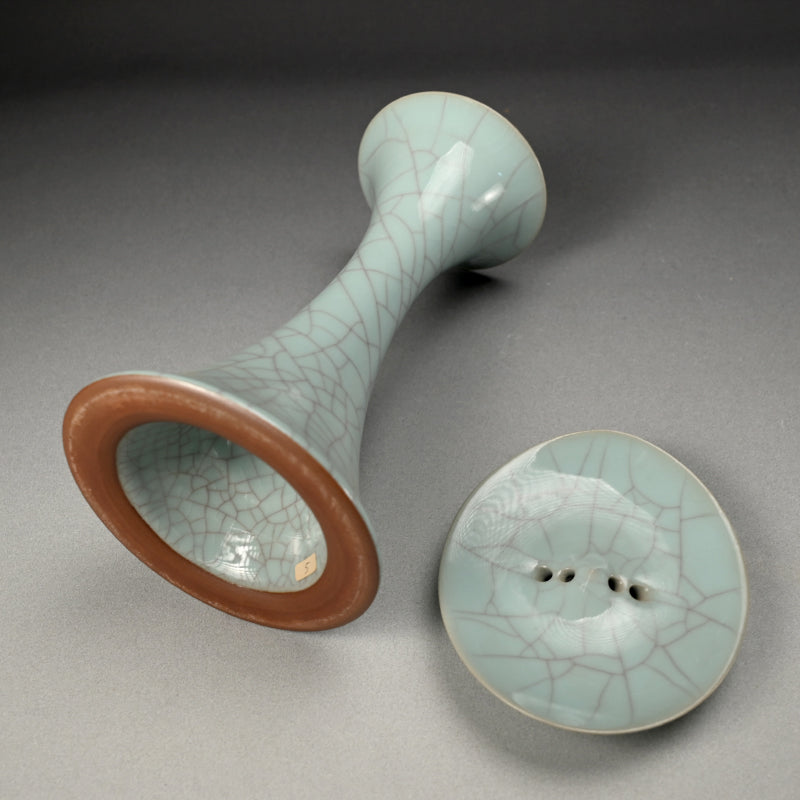Exquisite Tall Celadon Koro ー浦口 雅行 "青瓷香爐"