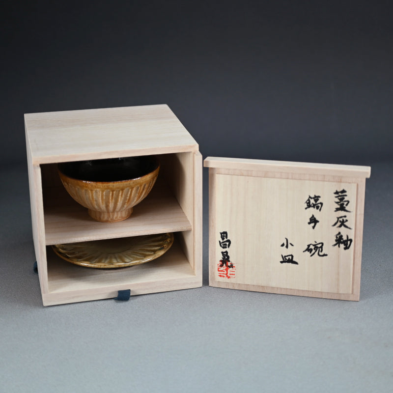 Cup and Saucer by Rakutogama ー楽久登窯 西村 昌光 "藁灰釉 鎬手 碗 小皿"