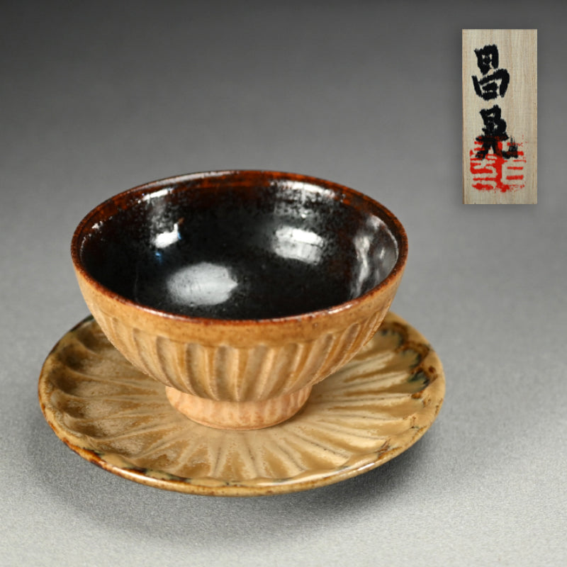 Cup and Saucer by Rakutogama ー楽久登窯 西村 昌光 "藁灰釉 鎬手 碗 小皿"